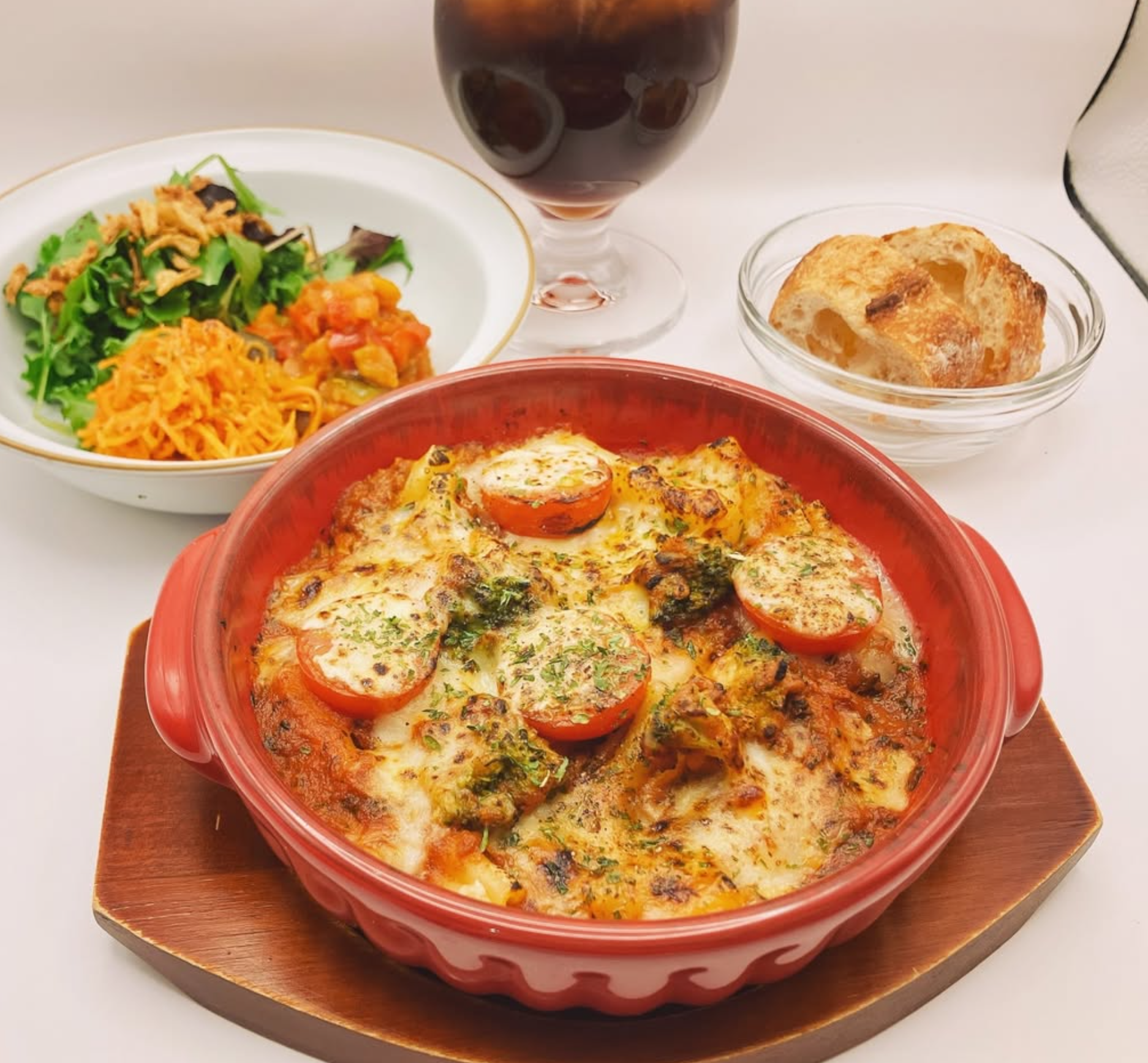 フレッシュトマトとバジル風味のツナグラタン