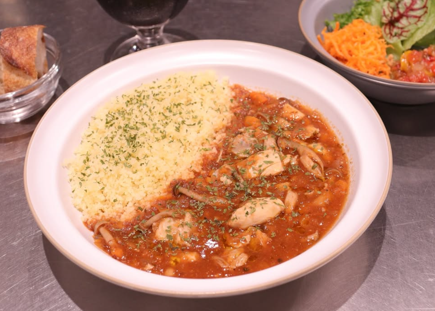 クスクス 国産鶏肉ときのこのトマトソース