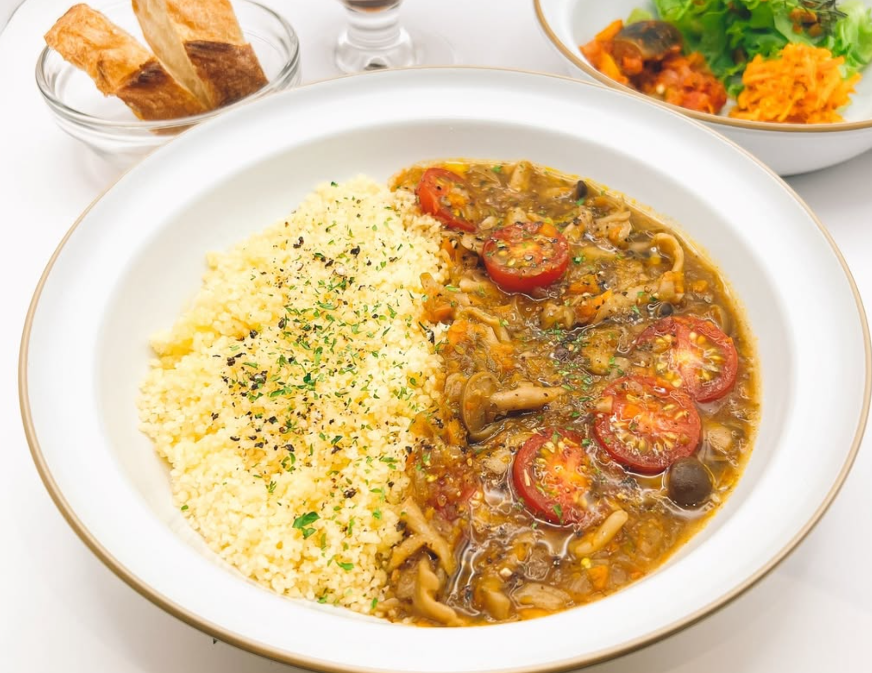 たっぷりキノコとトマトのスパイシーオイルソース